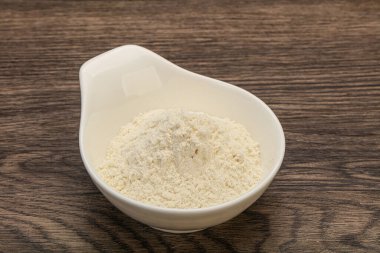 Buğday unu kasede yemek pişirmek için.