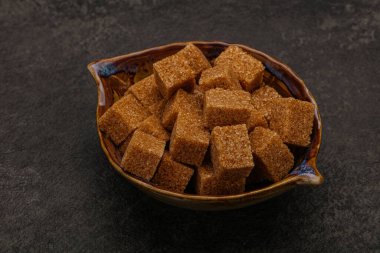 Kahverengi baston şeker yavruları kasede