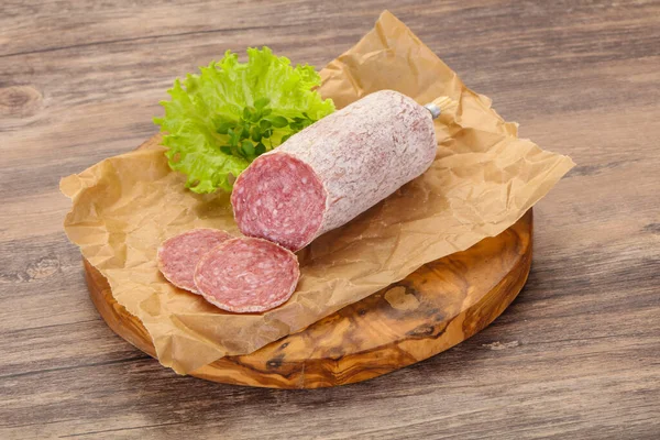 Saucisse Porc Saliami Séchée Italienne Servie Avec Feuilles Salade — Photo