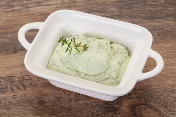 Bitki ve sarımsaklı süzme krema.