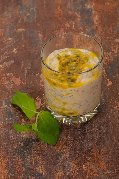 Chia 'lı puding ve naneli tutku meyvesi.