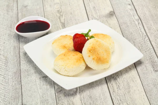 Reçelli krep ve naneli çilek.