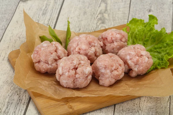 Ev yapımı çiğ domuz kıymalı köfte pişirmeye hazır.