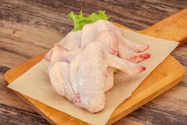 Çiğ tavuk kanatları pişmeye hazır.