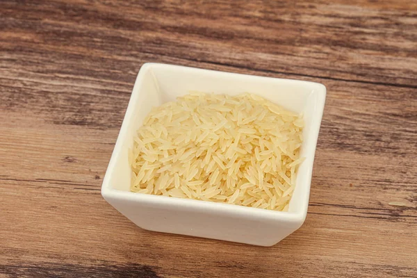 Tabakta çiğ Hint basmati pilavı