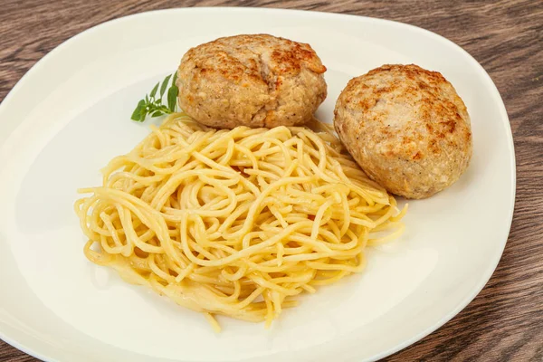 Spaghetti Mit Käse Und Hausgemachtem Hühnerschnitzel — Stockfoto