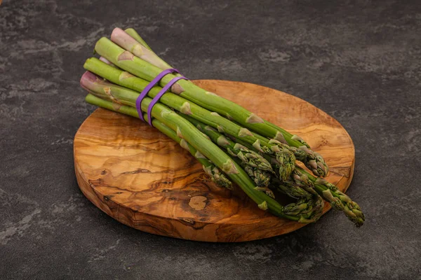 Vejetaryen mutfağı - Pişirmek için çiğ kuşkonmaz yığını