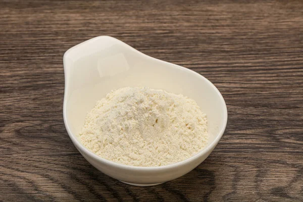 Buğday unu kasede yemek pişirmek için.