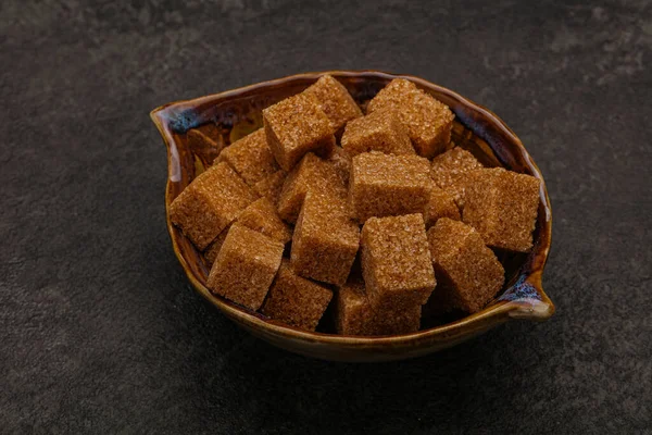 Kahverengi baston şeker yavruları kasede