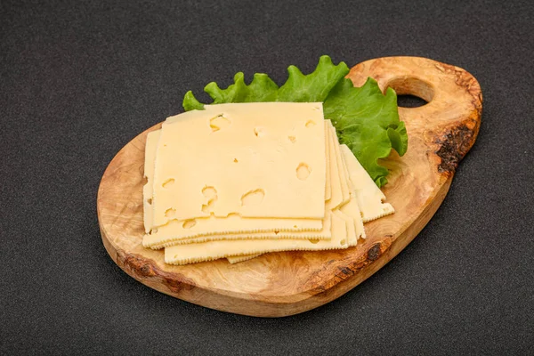 サラダの葉の上に黄色のチーズをスライス — ストック写真