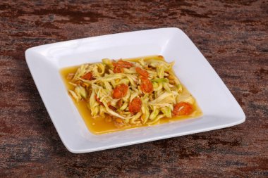 Deniz mahsullü yeşil mango salatası - yengeç ve karides