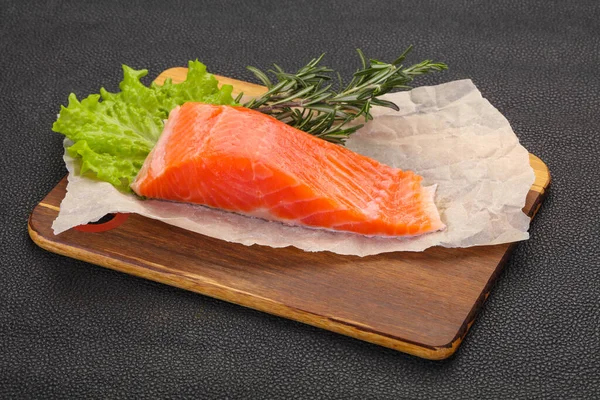 Stukje Rauwe Zalm Houten Ondergrond — Stockfoto