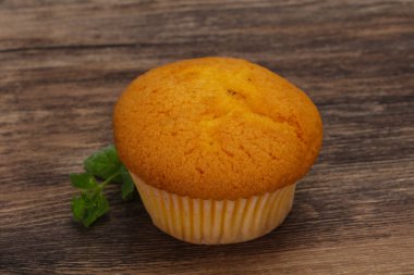 Tatlı tatlı kek nane yaprağı servis edildi.