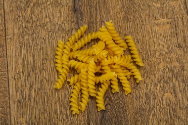 Çiğ çiğ İtalyan makarnası bowlinge hazır.