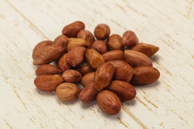 Çiğ fıstık yığını, rostoya hazır.