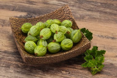 Yapraklı taze, yeşil, tatlı bektaşi üzümü.