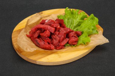 Çiğ et dilimlenmiş, pişirmeye hazır.