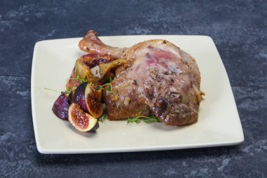 Kavrulmuş. Ördek. erik, incir ve elma ile bacak