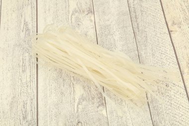 Kuru pirinç eriştesi pişirmeye hazır.