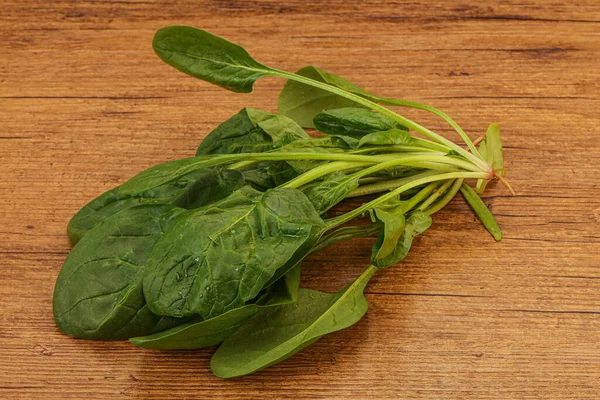 ビーガン料理 新鮮な緑のほうれん草の葉ヒープ — ストック写真