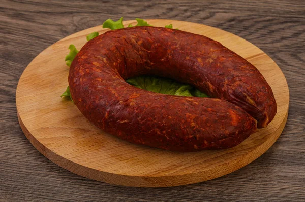 Krakowska Wurst Über Dem Brett Mit Kräutern Und Gewürzen — Stockfoto