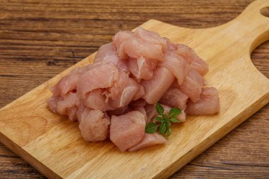 Pişirmek için çiğ tavuk göğsü.