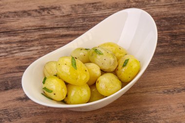 Kasede taze haşlanmış patates soğan servis edildi.