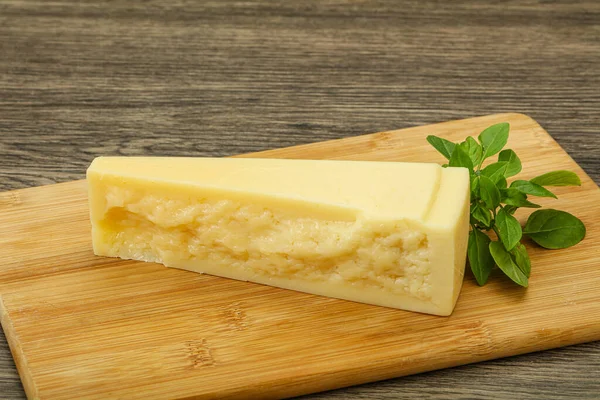 Parmigiano Stagionato Servito Con Foglie Basilico — Foto Stock