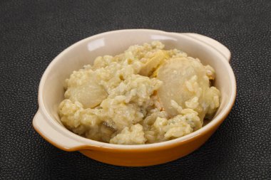 Armut ve gorgonzola peynirli risotto.