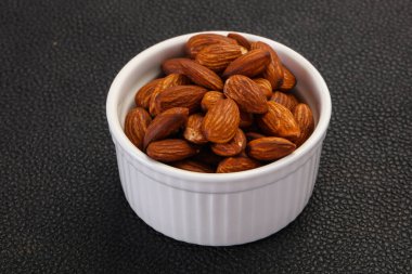 Kavanozda badem ezmesi