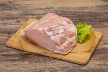 Çiğ domuz eti pişirmeye hazır.