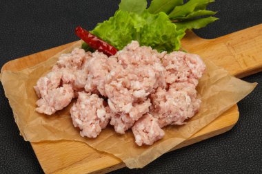 Ev yapımı kıymalı domuz eti pişirmeye hazır.