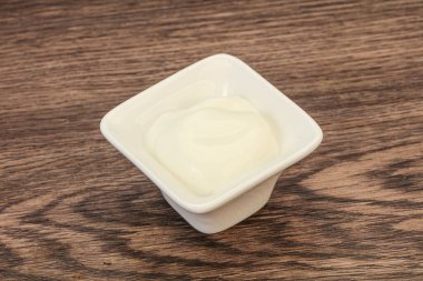 Süt ekşi krema kasede