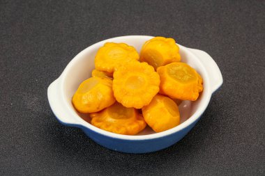 Vejetaryen yemeği - Kasede marine edilmiş sarı veranda