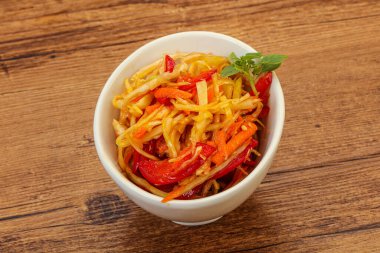 Havuç ve biberli vejetaryen lahana salatası 