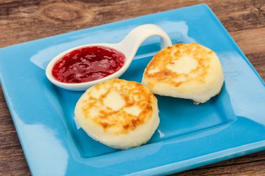 Kahvaltıda çilek reçelli süzme peynirli krep.