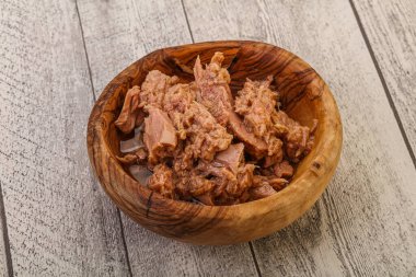 Salata için konserve ton balığı filetosu.