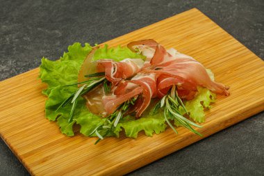 Biberiyeli dilimlenmiş domuz eti.