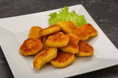 Kızarmış tavuk nugget. Salata yaprakları.