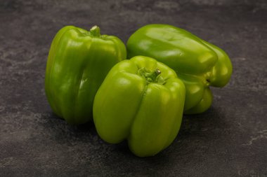 Yeşil tatlı dolmalık biber yığını 