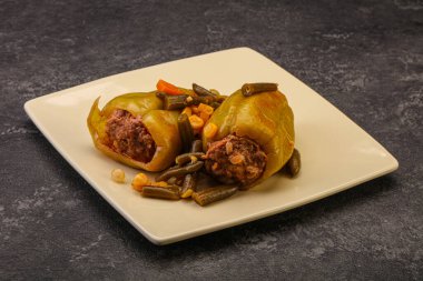 Doldurulmuş dolma dolma biber, et ve pilav.