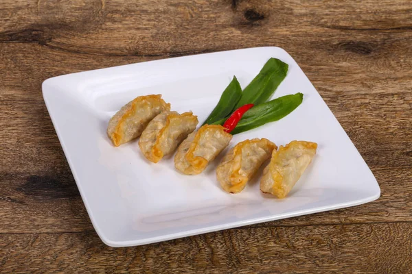Geleneksel Japon mutfağı Gyoza köfteleri et ve deniz ürünleri.