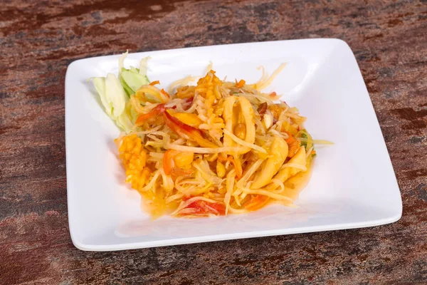 タイの伝統的なパパイヤとエビのサラダ — ストック写真