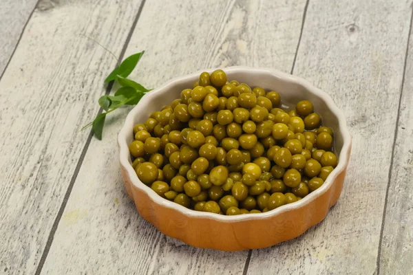 Guisantes Verdes Enlatados Tazón Servido Hojas —  Fotos de Stock