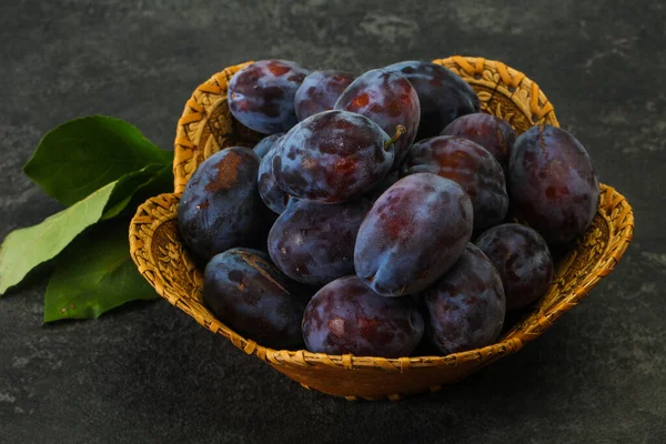 Montón Ciruela Madura Cesta Con Hojas — Foto de Stock