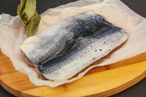 Güvertede deri ve baharatlı ringa filetosu.