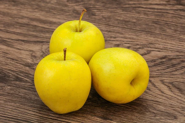 Manzanas Doradas Dulces Maduras Sabrosas Sobre Fondo — Foto de Stock