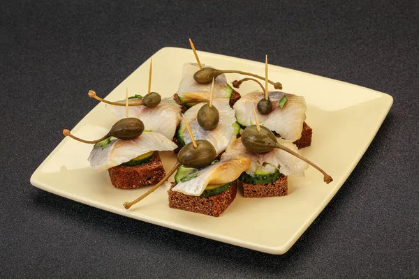 Ringa fileto kanepe aperatifi, yabanmersini ve salatalık.