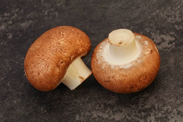 Arka planda Lezzetli Çiğ Kahverengi Şampiyonlar