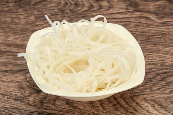 Haşlanmış pirinç eriştesi pişirmeye hazır.